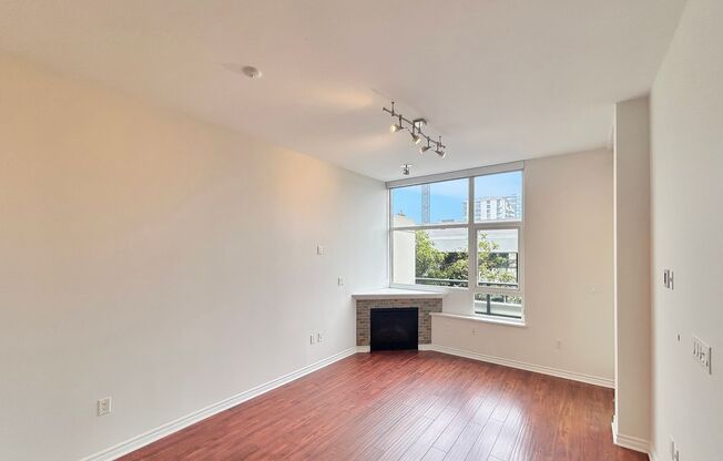 Beautiful 2BD/2BA W/ A/C, Reserved Parking, and Private Balcony in Bankers Hill!
