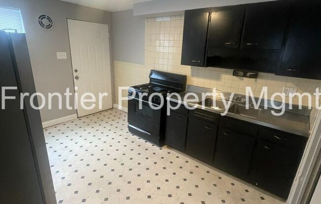 3 beds, 1.5 baths, $1,225, Unit 1011 North and South Rd