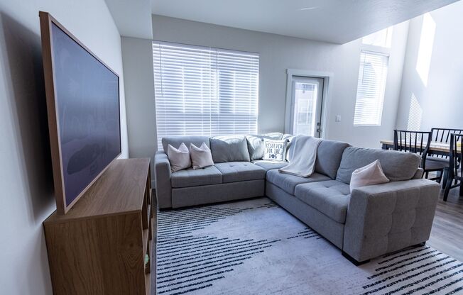 4 beds, 3 baths, $3,500, Unit 206