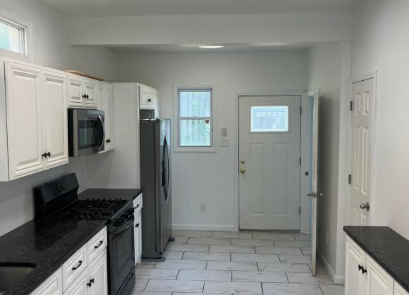 712 MARY ST