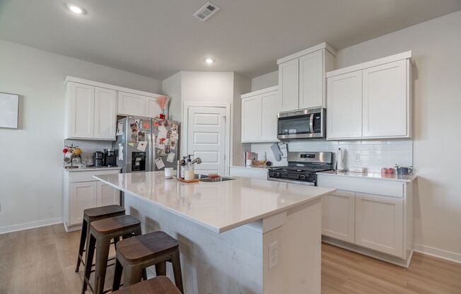 Immaculate 4-bedroom 3.5 bath Home in Fayetteville! Students Welcome!