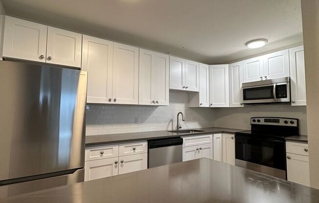 2 beds, 2 baths, 928 sqft, $1,495, Unit 1945 Peoria St #405