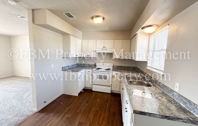 2 beds, 1 bath, $895, Unit 402