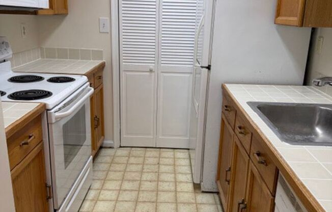 Charming 1 Bed 1 Bath Condo In Convenient Heatherlea