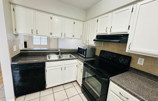 Charming 2BR/2BA Condo in South Congress - Prime Location with Pool & More!