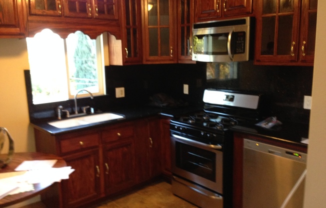 this will be gone this weekend! Rare change to rent a 2005 built 2 bedroom house HOUSE in Glassell park at this price