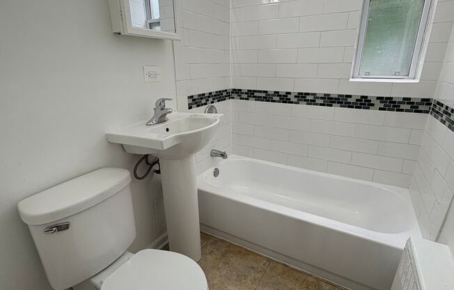 2 beds, 1 bath, 908 sqft, $1,215, Unit AS A-Gdn