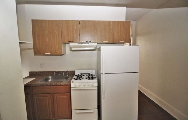 1 bed, 1 bath, 20 sqft, $895, Unit 2R