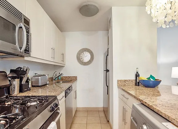 225 S 18 ST
