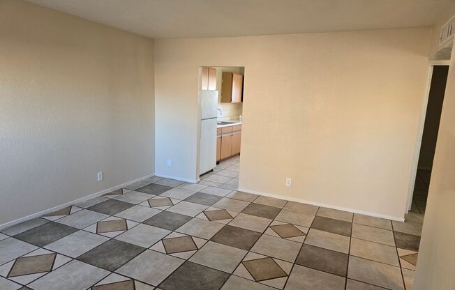 2 beds, 1 bath, 750 sqft, $1,095, Unit UNIT 4