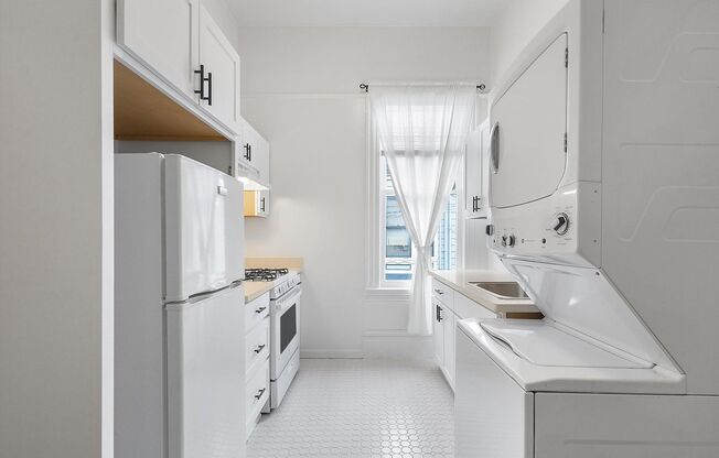 2108 San Antonio #3 - Studio | 1 bath | Upper unit
