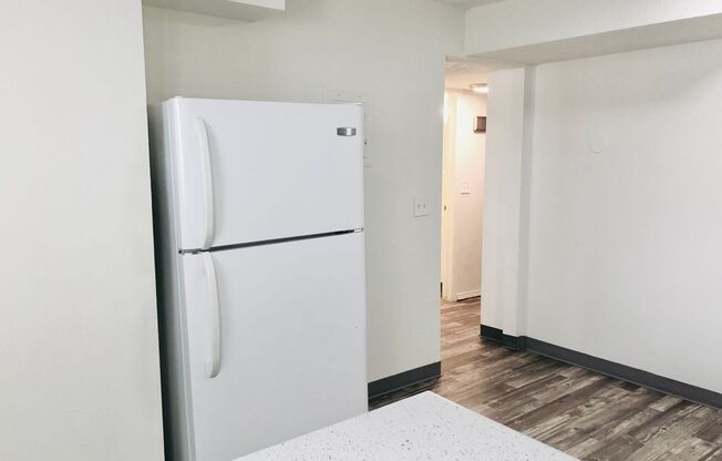 2 beds, 1 bath, 830 sqft, $1,299, Unit 19