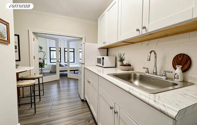 2 beds, 1 bath, $4,650, Unit 11L1