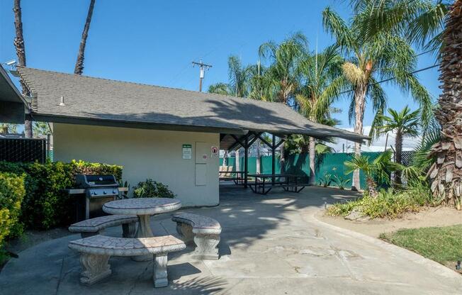 Grill courtyard at Reef Apartments, Fresno, CA