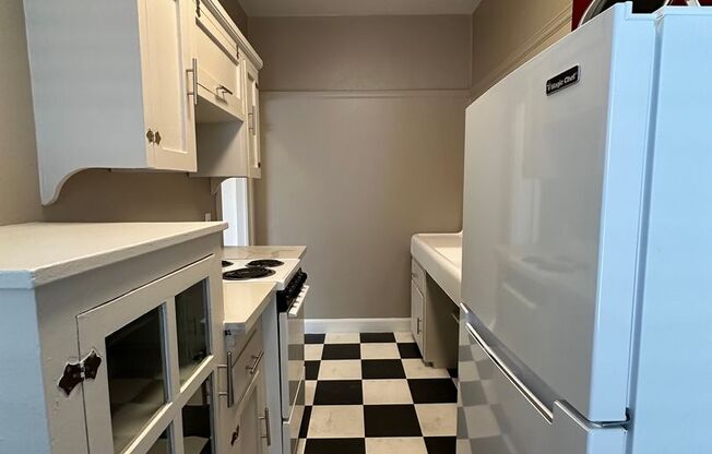 Studio, 1 bath, $1,400, Unit 09