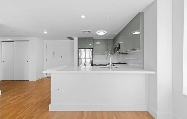 3 beds, 2 baths, $5,500, Unit 719