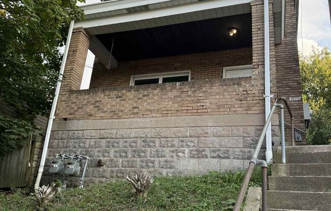 2 Bedroom apartment for rent!  Located in Carrick !
