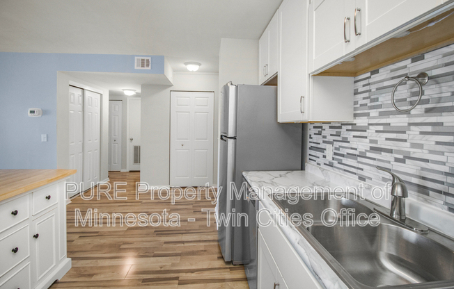 26 10th Street W