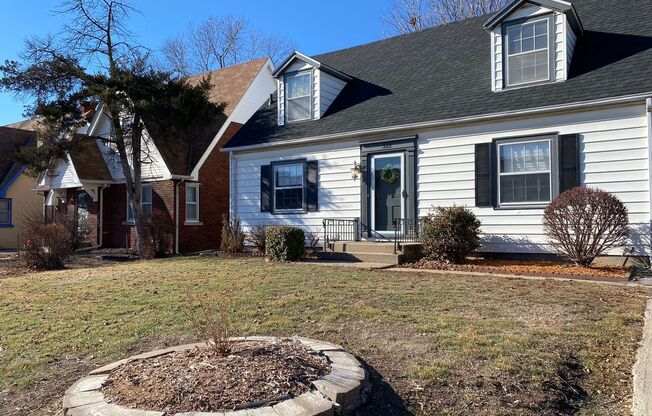 Beautiful Home with Fenced Yard, Garage & EXTRA ROOM - We love pets!!