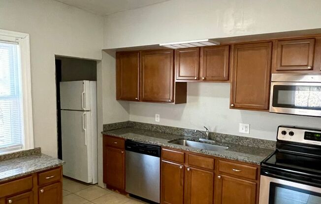 Spacious 5 Bedroom 2 Bath Townhome in Field Club