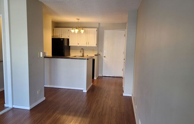 Quiet Makiki unit 1bd, 1bath, 1pkg covered pkg . $2000