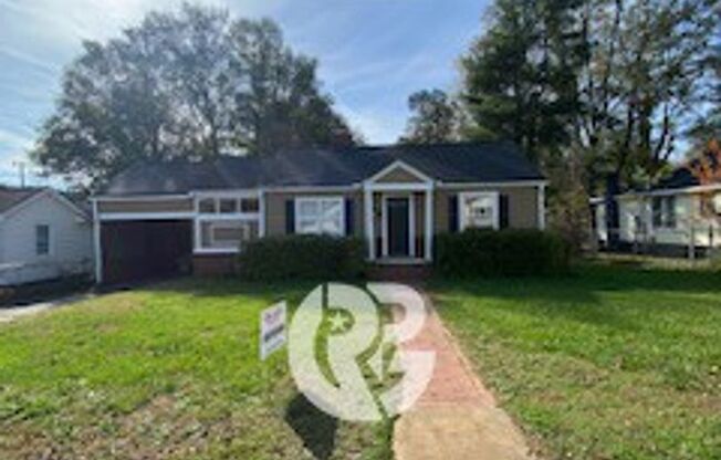 3 Bedroom with bonus Ranch style home minutes from Downtown Greer!