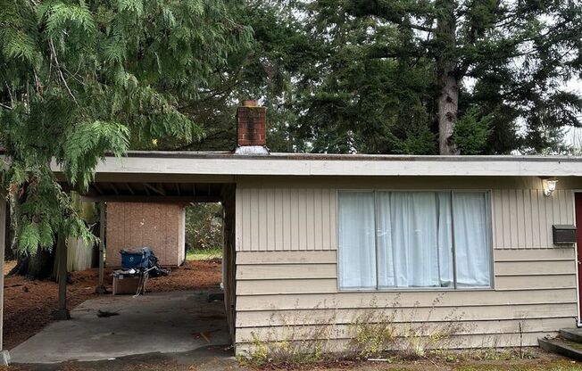 Cozy 3 bedrooms/ 1 bath house in Lynnwood.