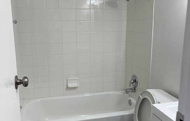 2 beds, 1 bath, 700 sqft, $2,395, Unit 75-43