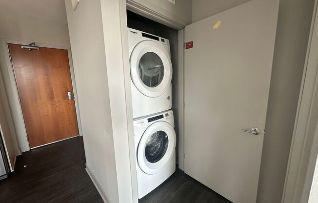 2 beds, 2 baths, 992 sqft, $2,295, Unit 300