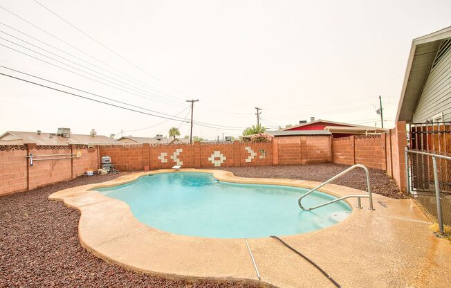 Newer Paint, Newer Flooring, POOL, close to GCU, Move in Ready for August 1st!!!  Great property located with easy access to Shopping!!  Quiet Cul-de-Sac!!!