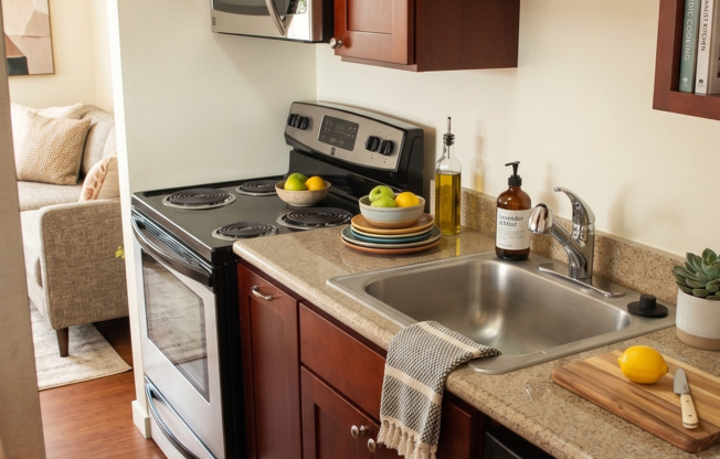 3 beds, 1 bath, $2,895, Unit R-412