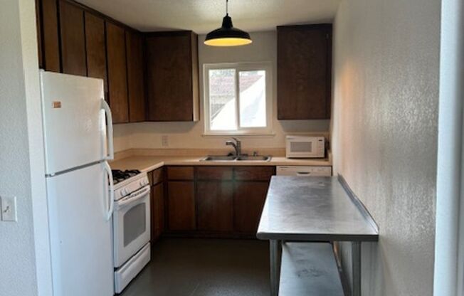 2 beds, 1 bath, $1,895