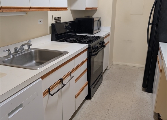 3 beds, 2 baths, 1,413 sqft, $3,500, Unit 9H