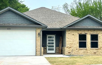 LOVELY 3/2/2 OFF TEXOMA PKWY IN SHERMAN TX! OPEN CONCEPT-INCLUDES SS REFRIGERATOR!