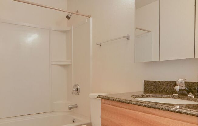 2 beds, 1 bath, $1,600, Unit 6