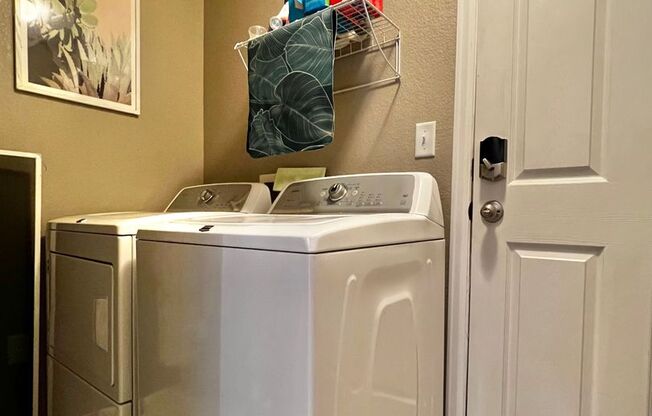 Fantastic 3 Bed 2.5 Bath Townhome in Waterglen Neighborhood!