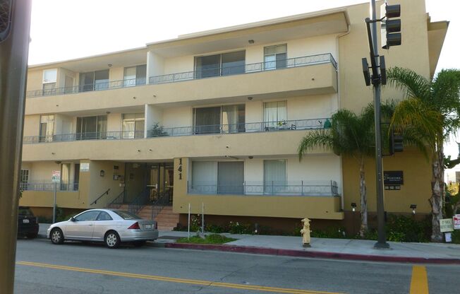 Great 1 bed/1 bath Top Floor Unit near Brand Blvd shopping and dining