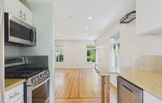 **Bright & Spacious 1BR Near UC Berkeley | Hardwood Floors + Natural Light**