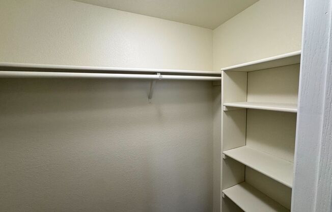 2 beds, 1 bath, 902 sqft, $2,075, Unit H201