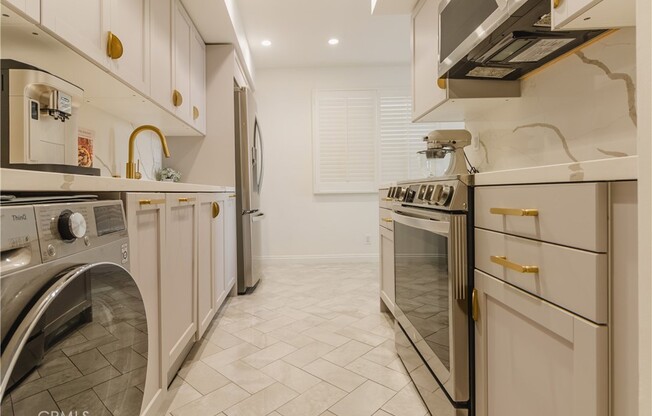 1 bed, 2 baths, 912 sqft, $3,600, Unit 1008