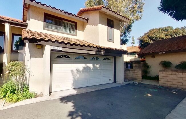 Spacious 2 Bed 2.5 Bath Townhouse in Irvine!