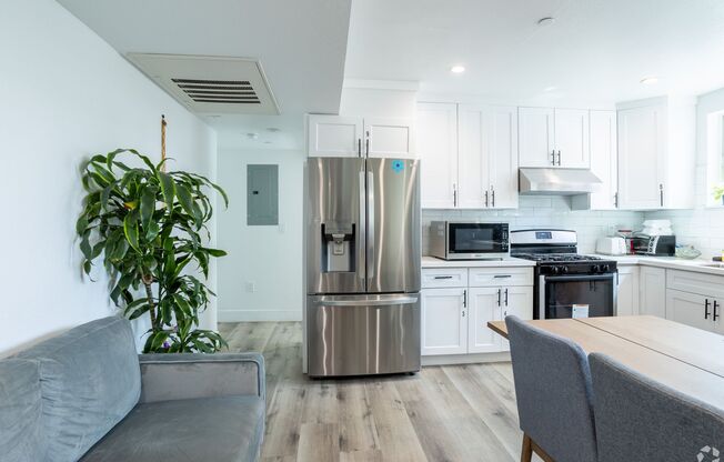 MH 1530 W 37th St
