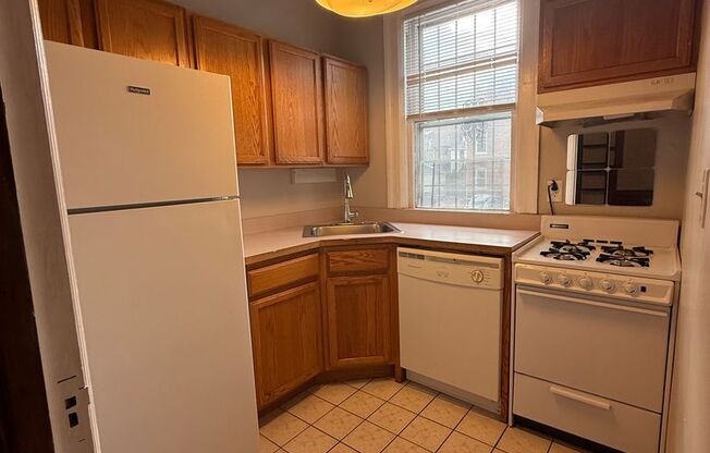 *** Amazing Shadyside Location * Beautiful Apartment Available Now * Walk to Ellsworth & Walnut St. * Renovated ***