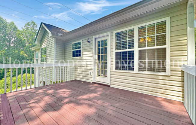 NEWNAN- 80 Corn Crib Dr 3/2 with basement.