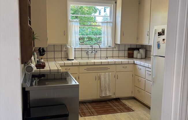 Charming 2 Bedroom 1 Bathroom Home in Palo Alto!