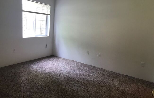 2 beds, 1 bath, 950 sqft, $1,550, Unit D-02