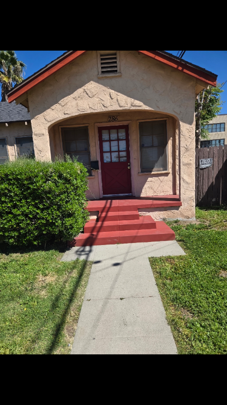 286 E 21 ST