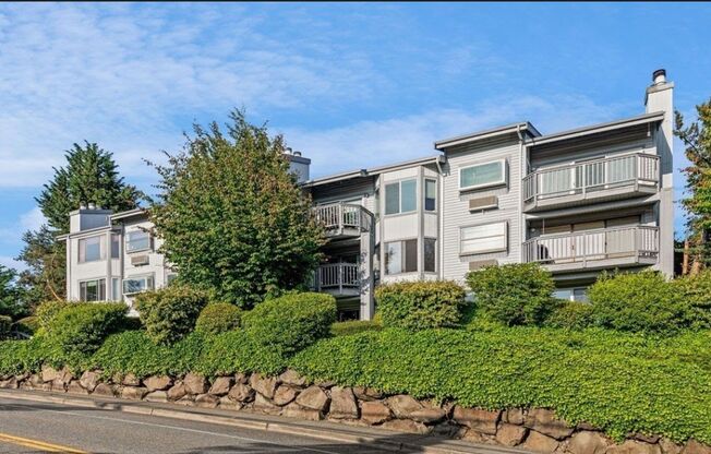 Renovated 2 Bed Kirkland Condo in Salishan Condos