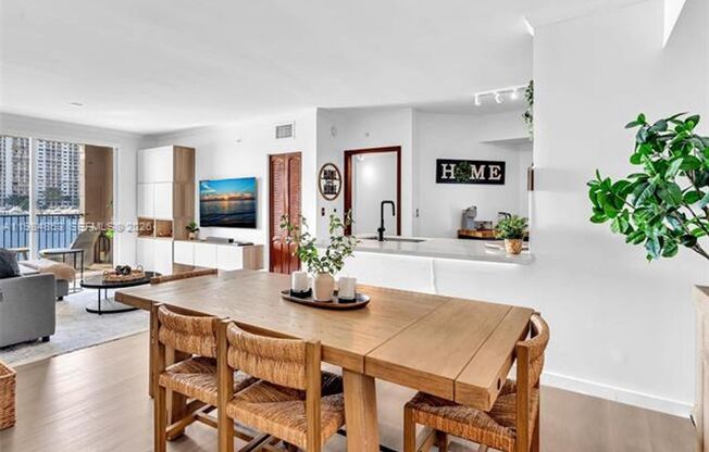 2 beds, 2 baths, 1,116 sqft, $4,000, Unit 17150 N Bay Rd # 2205