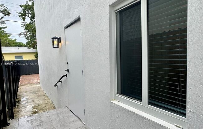 3 beds, 2 baths, 1,000 sqft, $3,600, Unit 1786 SW 9th St apt2 (A11688921)